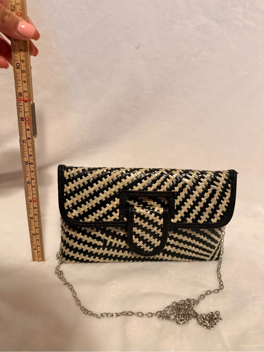 BK Black & White Woven Chain Bag | Chic Geometric Shoulder Purse - Picture 3 of 9